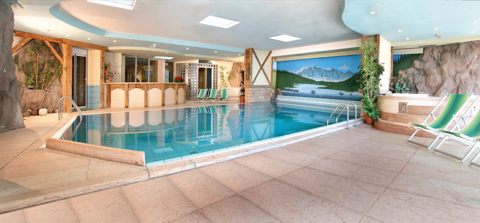 La piscina dell'hotel caminetto